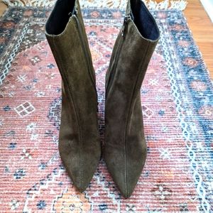 L'intervalle suede booties